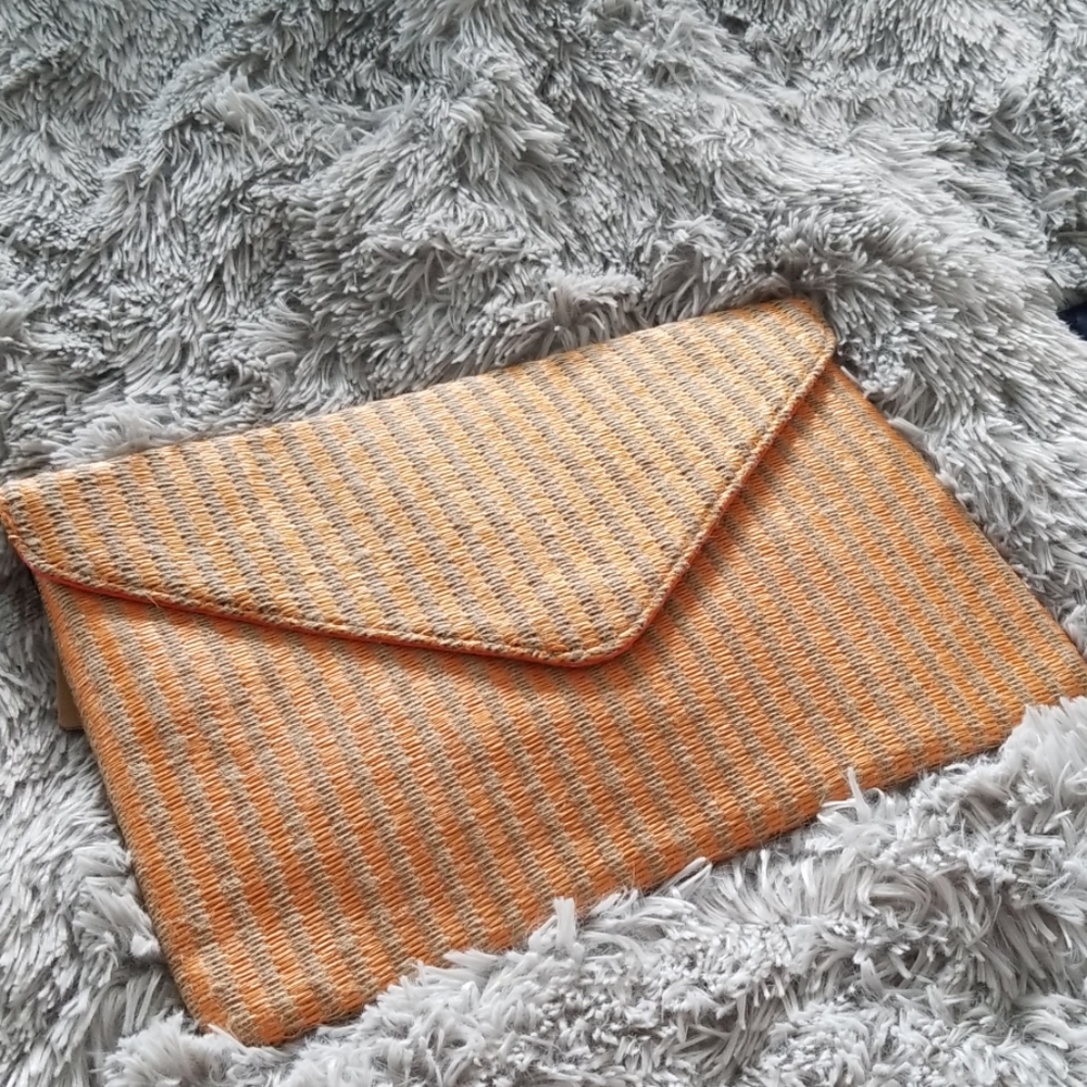 🍍 Oversized Striped Straw Clutch